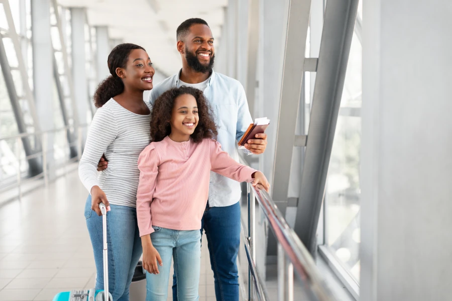 Une famille à l&#039;aéroport avec leur passeport en main