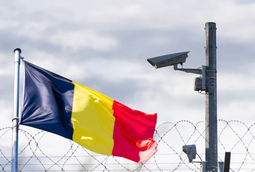 Drapeau belge flottant à côté d&#039;une caméra de vidéosurveillance