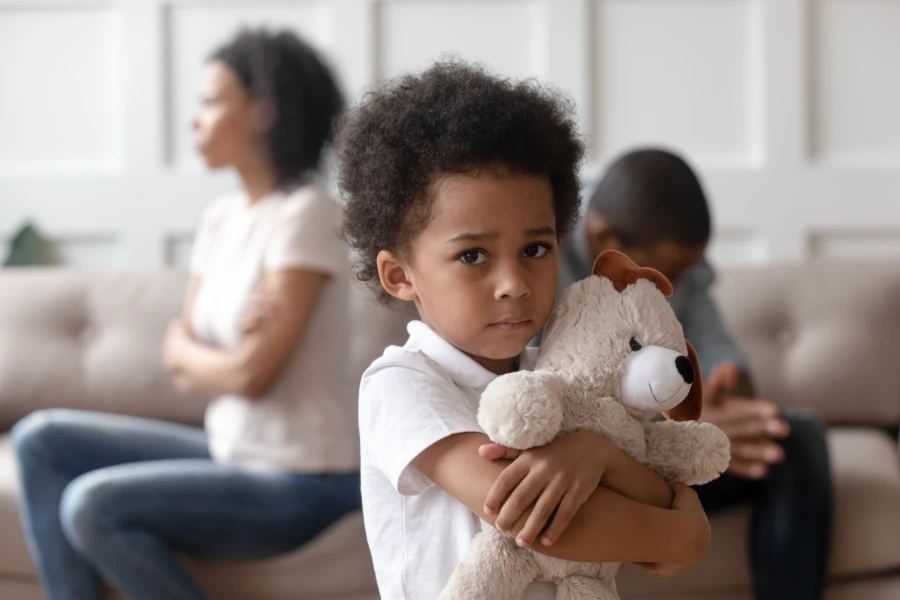 Un enfant entre un conflit entre couple marié